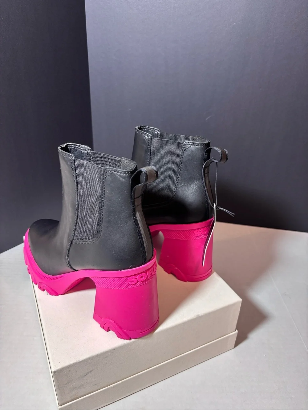 SOREL Brex Heel Chelsea Boots NWT Black Leather Hot Pink Sole Size 8.5